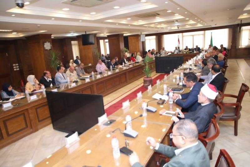 محافظ الجيزة يوجه بترقيم مركبات التوكتوك ومنع سيرها بالطرق الرئيسية