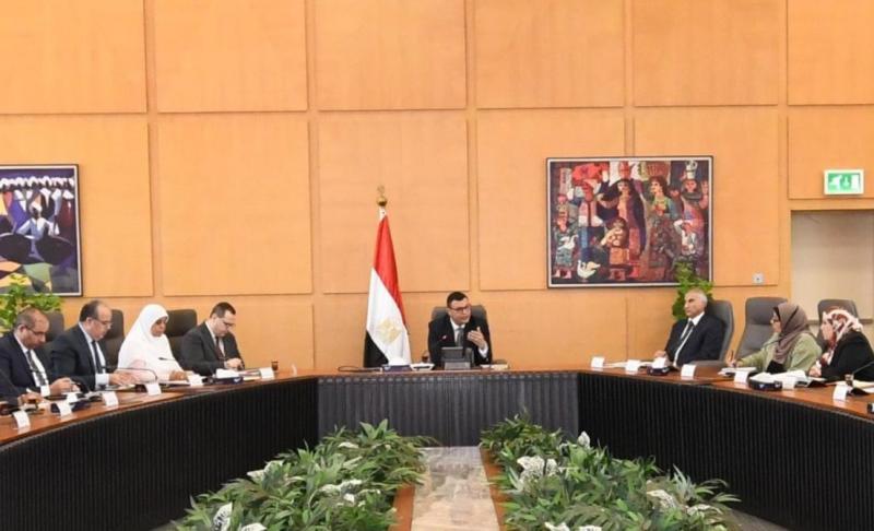 وزير الإسكان يلتقى رؤساء أجهزة المدن الجديدة لمتابعة تطبيق قانون التصالح فى بعض مخالفات البناء