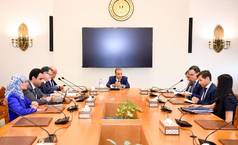 عبد العاطي يجتمع مع قيادات وأعضاء إدارة البيئة والتغير المناخي بالخارجية