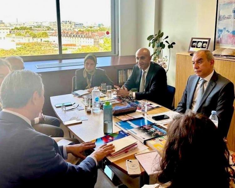 وزير التربية والتعليم يبحث مع مدير قسم السياسات وأنشطة التعلم مدى الحياة بمنظمة ”اليونسكو” تعزيز التعاون