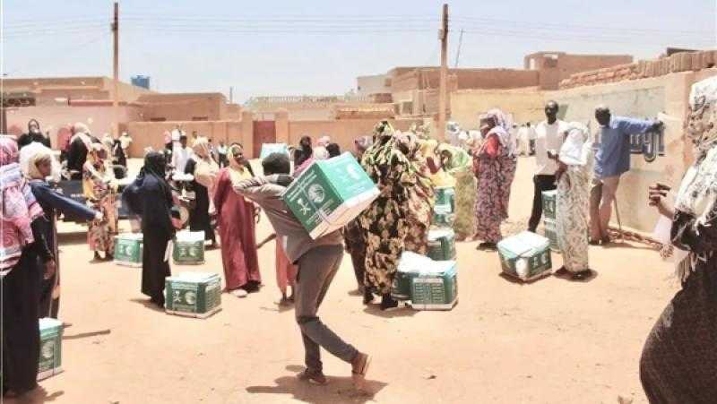 مركز الملك سلمان للإغاثة يواصل مشروع مكافحة العمى ويرسل شاحنات إغاثة للسودان