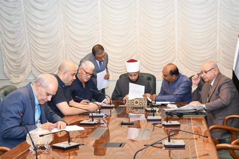 لتلبية مطلب أهالي دوائرهم.. وزير الأوقاف يستقبل عددًا من النواب