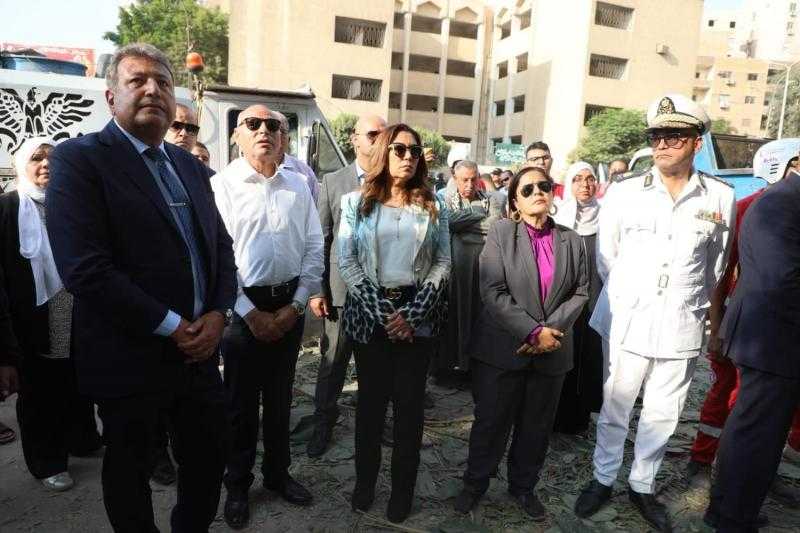 وزيرة التنمية المحلية تشرف مع محافظ القاهرة علي عمليات البحث عن ناجين من سكان العقار المنهار بحي شرق مدينة نصر