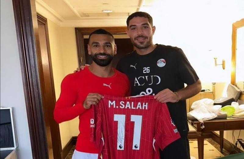 محمد صلاح ينضم لمعسكر منتخب مصر ويهدي قميص ليفربول لحارس الأهلي