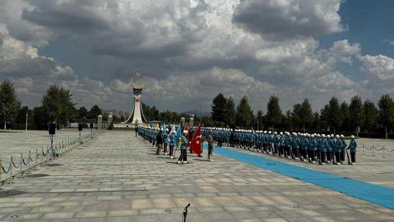 أردوغان على رأس مستقبلى الرئيس السيسى لدى وصوله مطار أنقرة