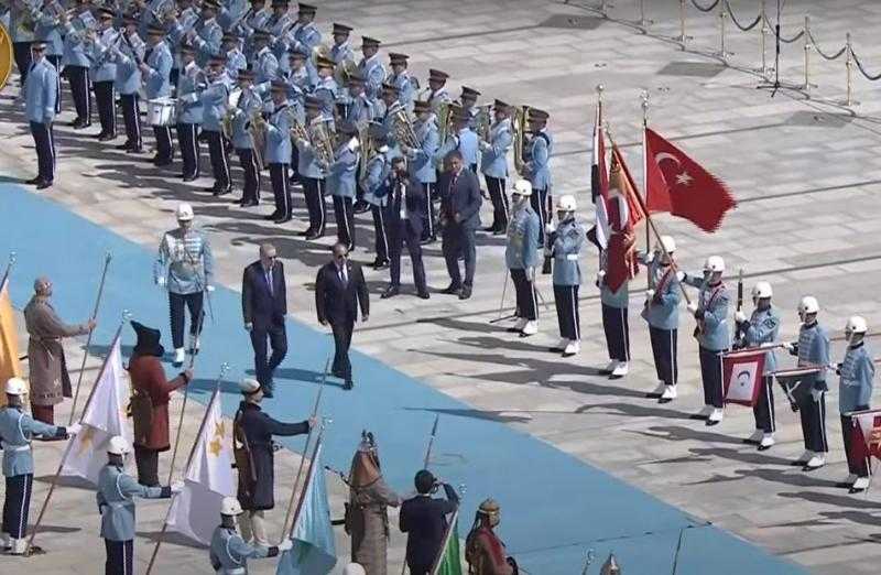 الرئيس السيسي وأردوغان يستعرضان حرس الشرف بالقصر الرئاسي التركي
