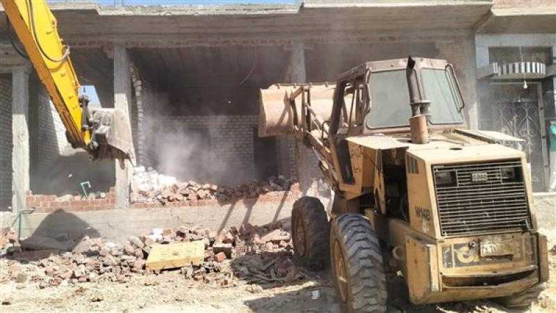 محافظ أسيوط: إزالة 30 حالة تعد على أراضي زراعية وأملاك دولة