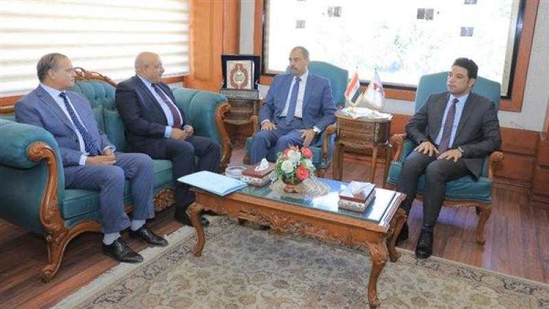 محافظ سوهاج يناقش سُبل تيسير الإجراءات على المستثمرين مع رئيس جهاز الاستثمار الداخلي