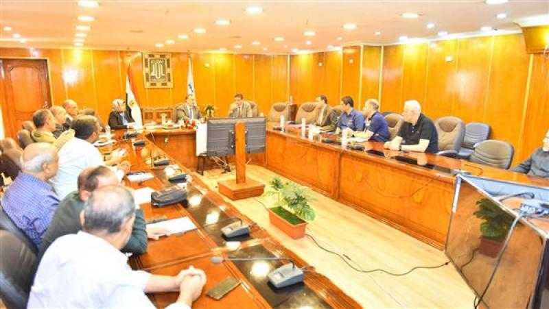 محافظ أسيوط يوجه بدفع وتيرة العمل وزيادة معدلات الأداء بالمشروعات
