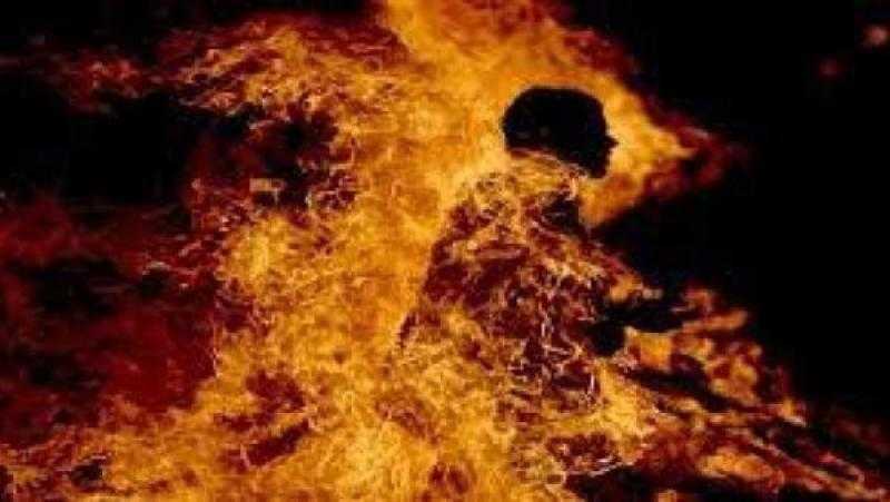 سيدة تشعل النيران في نفسها وسط الشارع بالطالبية