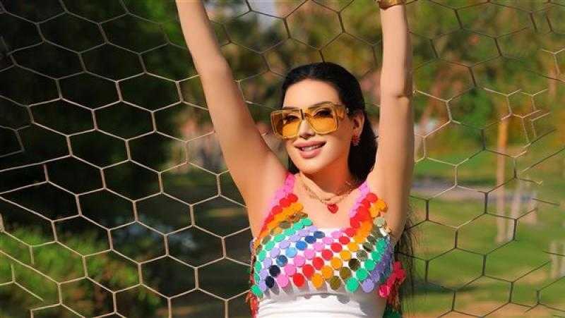 توب باللون الأبيض.. إطلالة شبابية لـ عبير صبري