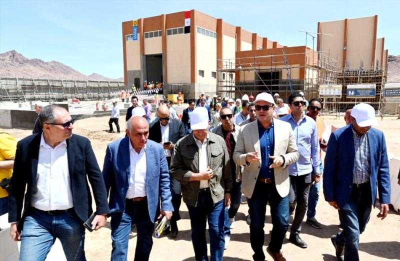 وزير الإسكان يتفقد مشروع ازدواج ورفع كفاءة طريق مطار سانت كاترين.. ومحطة محولات الكهرباء| صور