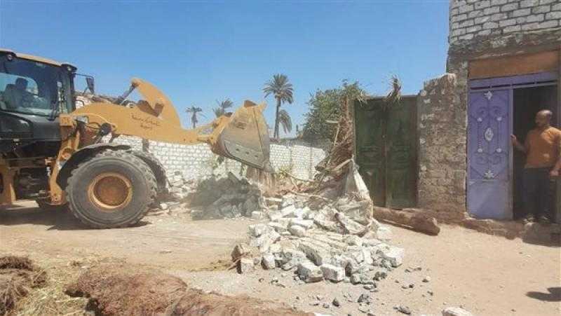 محافظ أسيوط: إزالة 22 حالة تعد على أملاك الدولة ومخالفات البناء بالمراكز