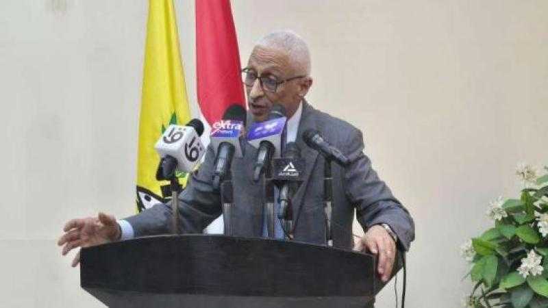 محافظ شمال سيناء يبحث تحسين خدمات النقل والمواصلات داخل مدينة العريش