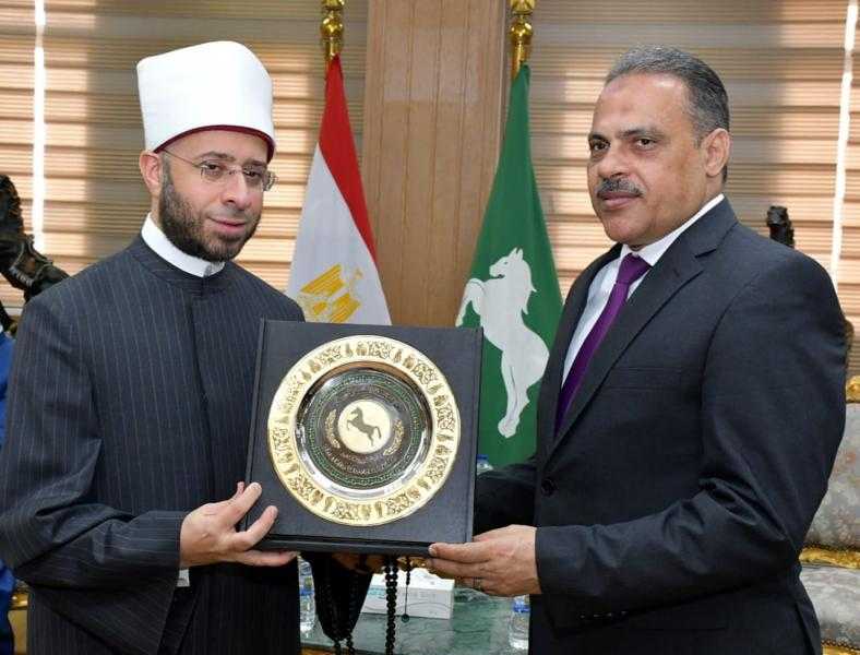 محافظ الشرقية يهدي وزير الأوقاف درع المحافظة تقديرا لجهوده في نشر الفكر الوسطي المستنير