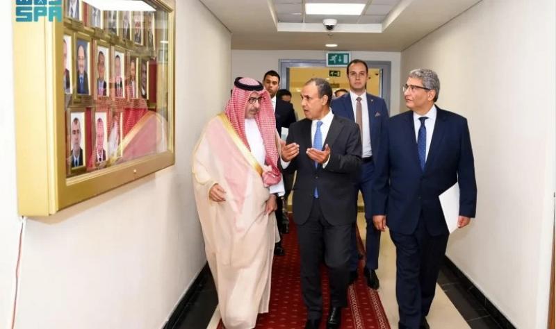 سفير السعودية لدى مصر يُشارك في اجتماع وزير الخارجية المصري مع سفراء الدول العربية