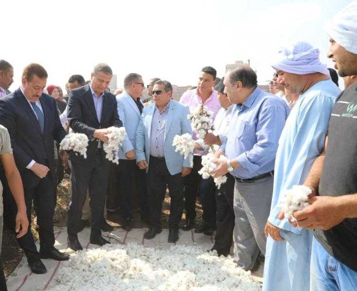 وزير الزراعة يفتتح موسم جني محصول القطن بالمنوفية (صور)
