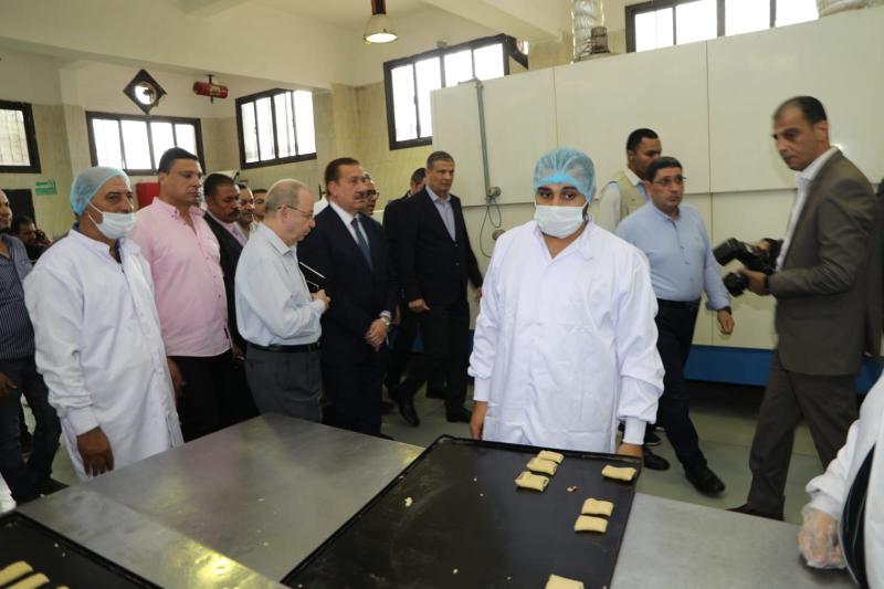 ينتج 60 ألف وجبة يوميا.. وزير الزراعة ومحافظ المنوفية يتفقدان مصنع التغذية المدرسية