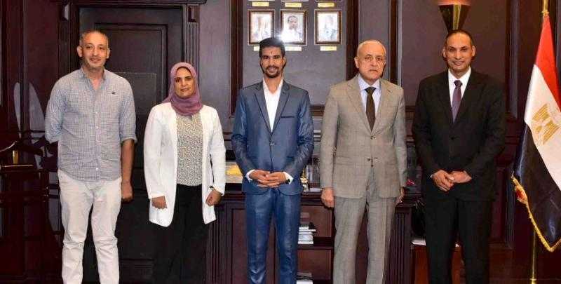 محافظ الأقصر يلتقي بوفد من اتحاد الشباب لبحث ملتقى توظيفي دوري