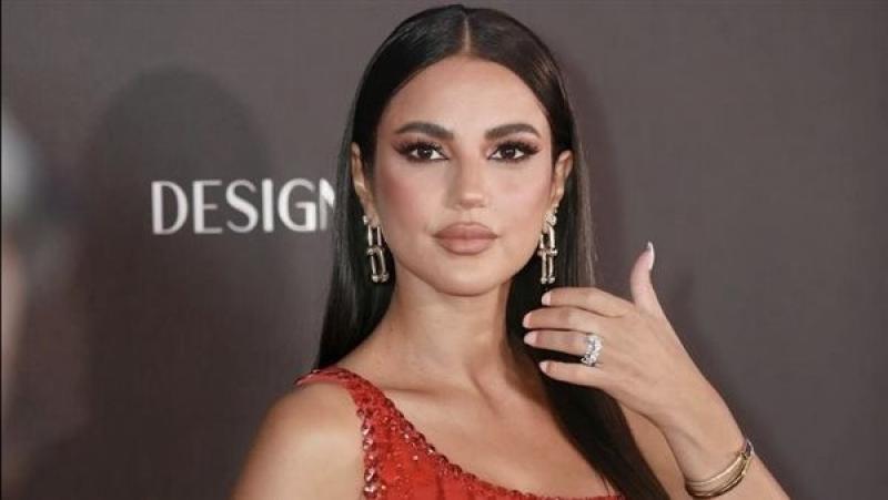 باللون الأسود .. درة تشعل السوشيال ميديا