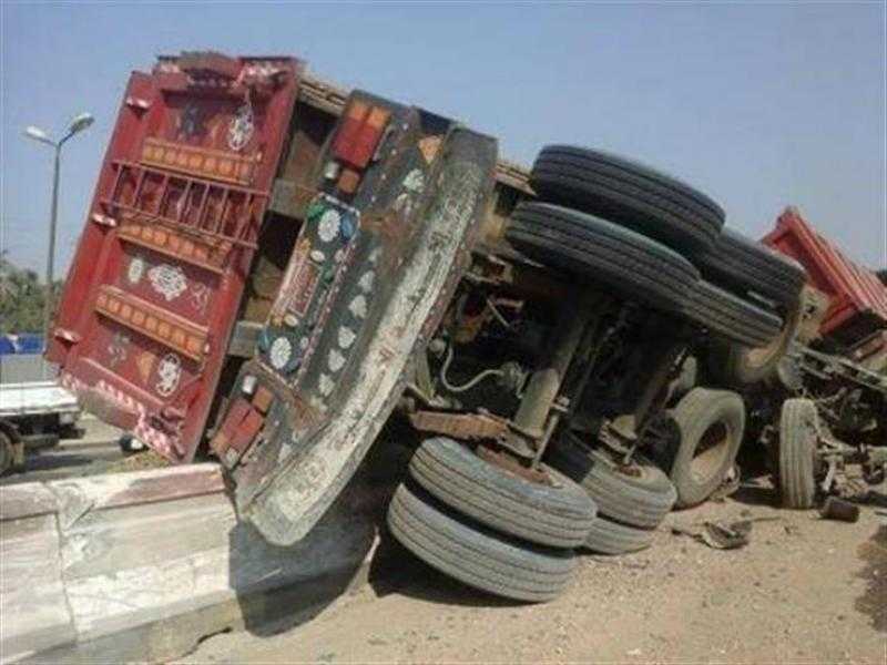 توقف الحركة المرورية بطريق غارب - الزعفرانة بسبب انقلاب سيارة نقل مواد غذائية