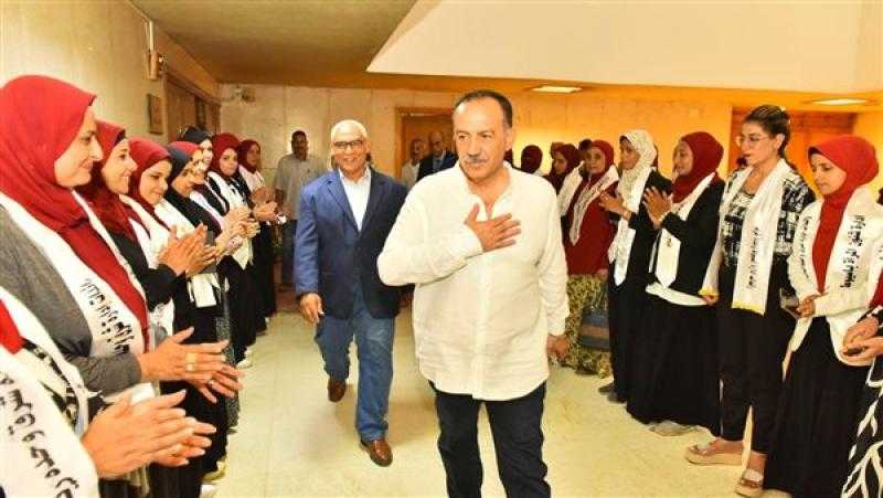 محافظ أسيوط يلتقي بالرائدات الريفيات لحثهم على توعية المواطنين بالمبادرة الرئاسية ”بداية”