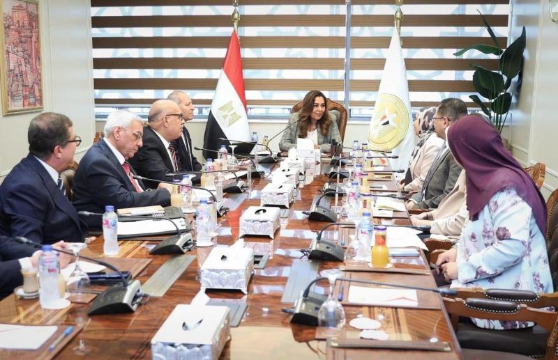 بعد إزالة آثار حريق الموسكي.. وزيرة التنمية المحلية تتابع مع محافظ القاهرة مقترح تطوير ورفع كفاءة شوارع بالعتبة