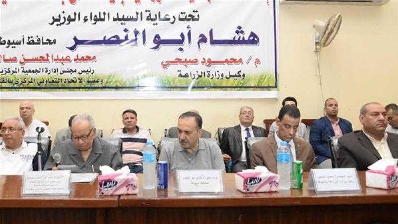 محافظ أسيوط يتفقد معرضا للمنتجات الزراعية ويسلم عقود استصلاح زراعي ومعدات للمتميزين إنتاجيا