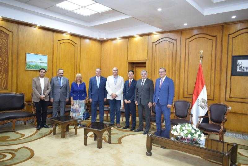 رئيس مجلس أمناء جامعة بنها الأهلية يناقش مع محافظ القليوبية بحث سبل التعاون