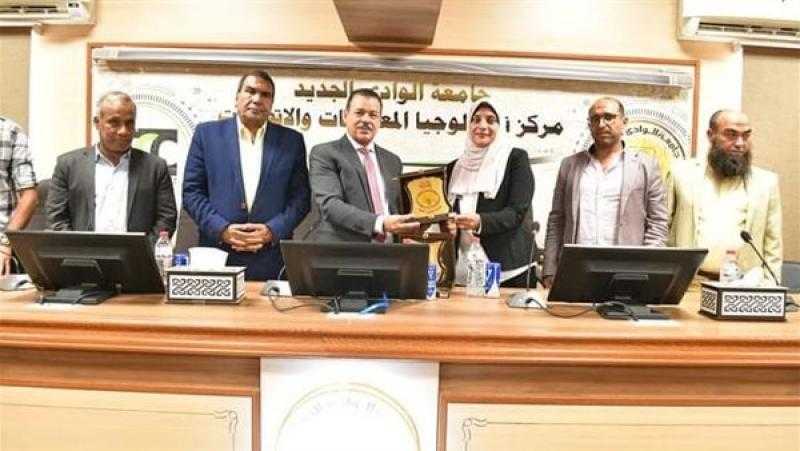 رئيس جامعة الوادى الجديد يكرم مندوبي المالية تقديرا لجهودهم