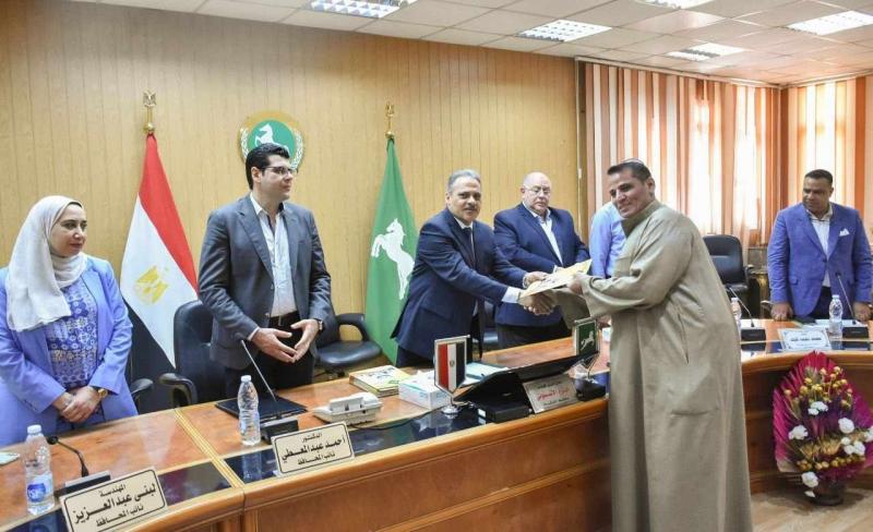 محافظ الشرقية يسلم 29 عقدا جديدا لتقنين أوضاع أراضي أملاك الدولة