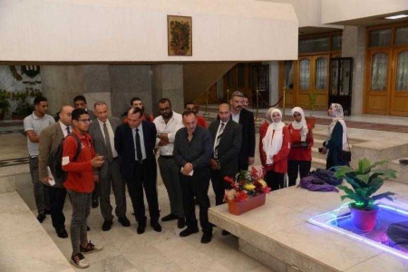 محافظ أسيوط يلتقي طلاب مدرسة ضيف الله للتكنولوجيا التطبيقية لاستعراض بعض المشروعات
