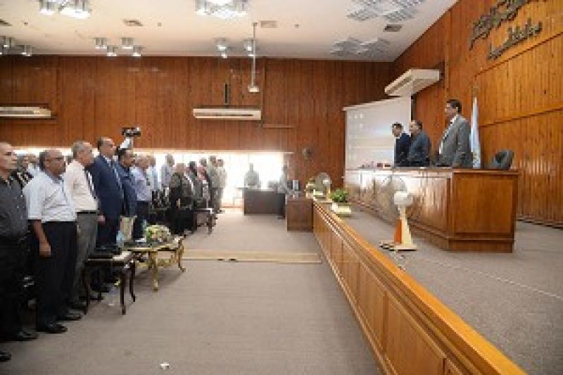 محافظ أسيوط يوجه بتأمين أسلاك الكهرباء وغرف الصرف الصحي لحماية الطلاب بالمدارس
