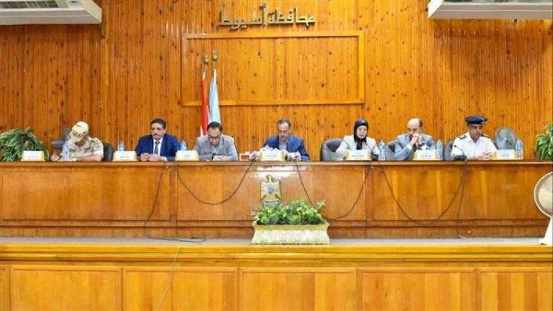 محافظ أسيوط: دعم تشغيل مجمع حرف الشامية بماكينات خياطة