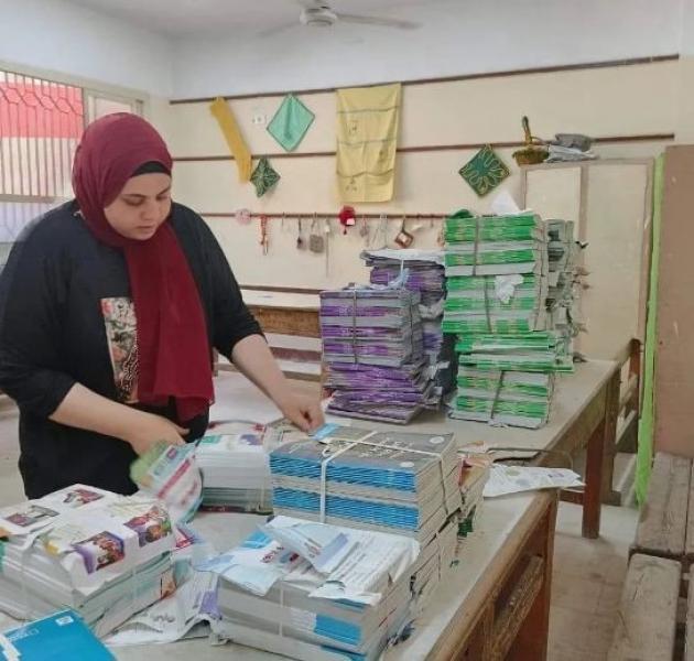 وصول الكتب لمدارس الجيزة استعدادا للعام الدراسي الجديد.. صور