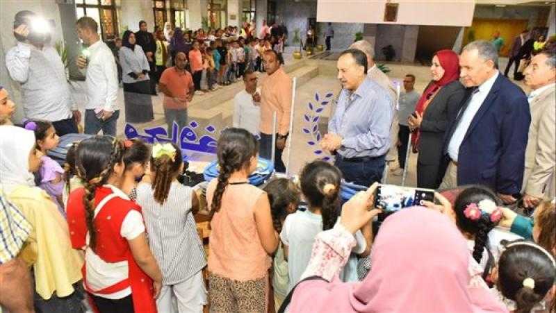 محافظ أسيوط يهدي التلاميذ الأيتام وأبناء أسر تكافل وكرامة 200 حقيبة وزي مدرسي