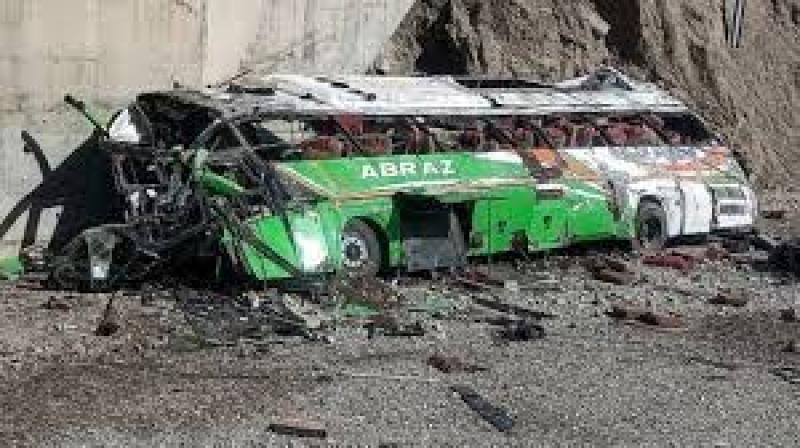 مصرع وإصابة 26 شخصا إثر سقوط حافلة فى وادى بباكستان
