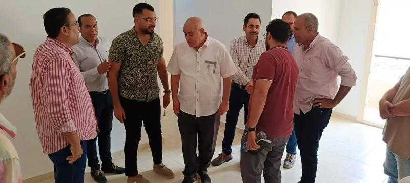 مسئولو ”الإسكان” يتفقدون وحدات ”سكن لكل المصريين” وترفيق الأراضي بالعبور الجديدة