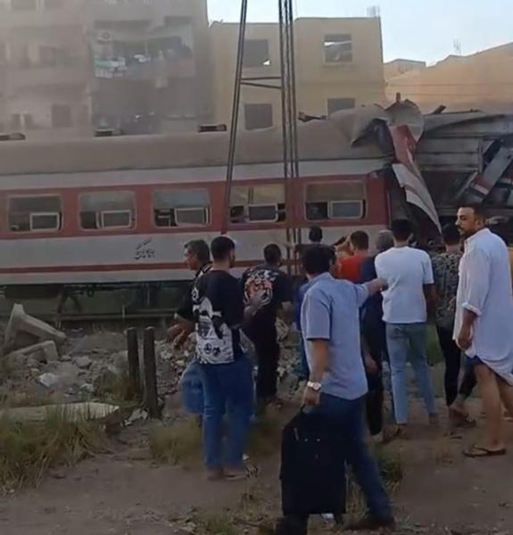 نقل 19 مصابا في حادث قطاري الزقازيق إلى المستشفيات.. صور