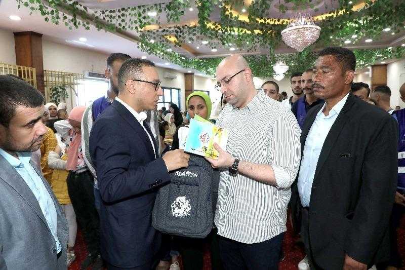 محافظ بني سويف يشهد تسليم مستلزمات دراسية لغير القادرين.. صور