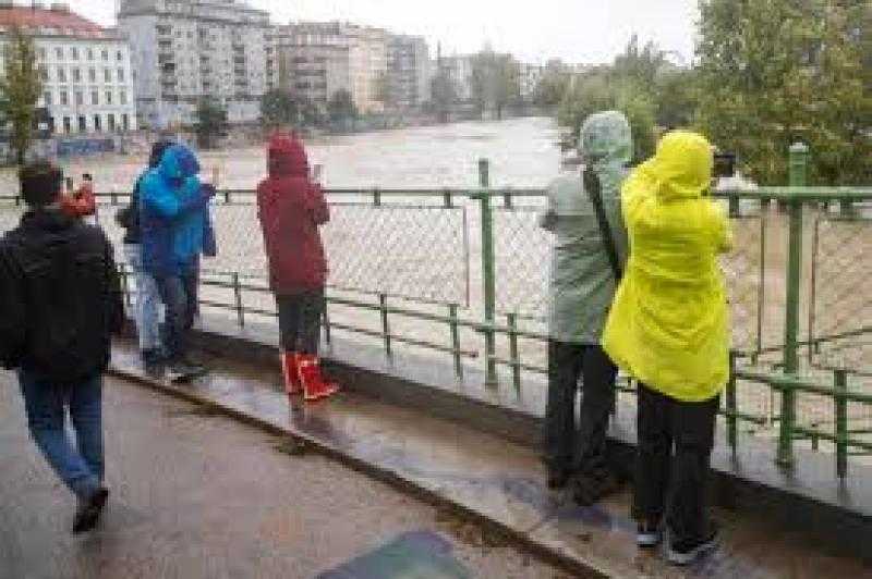 المياه تغمر شوارع فيينا وتجتاح منازلها جراء فيضان أحد الأنهار