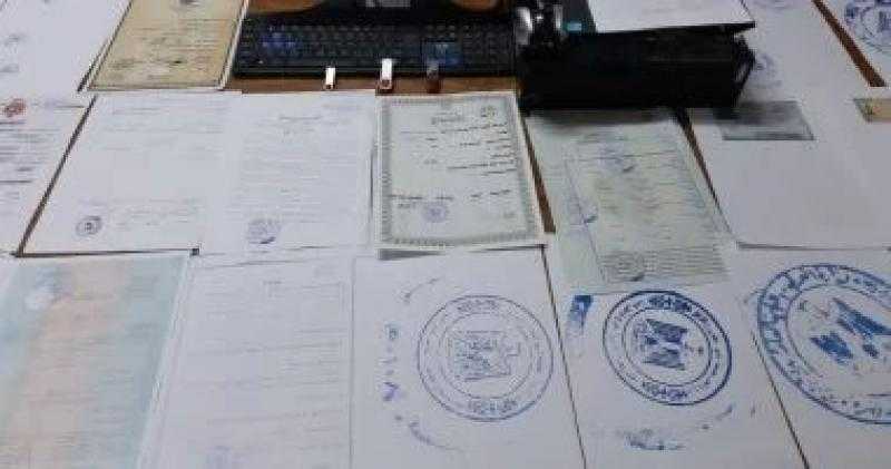 التحقيق مع عصابة تزور كارنيهات صحية لطلاب المدارس لصرف أدوية بالمجان