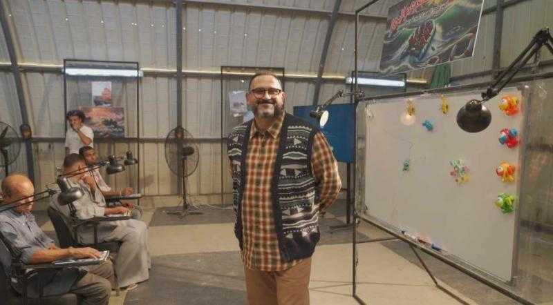 أكرم حسني يظهر باستايل تسعيناتي في ثاني حلقات مسلسل ديبو
