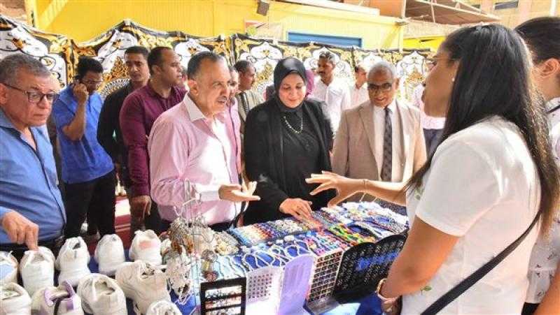 ضمن مبادرة ”بداية”.. محافظ أسيوط يفتتح معرض ”أهلاً مدارس” بمجمع المصالح