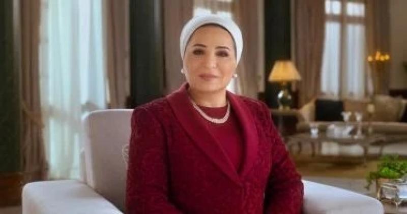 قرينة الرئيس تجرى اتصالا هاتفيا بسيدة فقدت ابنتيها وحفيدتها بحادث القطار الأليم
