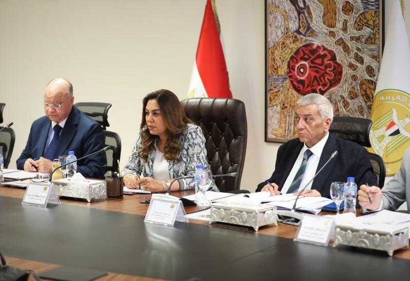 وزيرة التنمية المحلية تترأس لجنة اختيار المتقدمين علي بعض الوظائف القيادية الشاغرة بديوان عام الوزارة