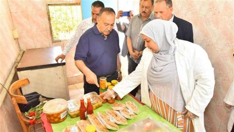 محافظ أسيوط يفتتح منافذ بيع المنتجات بمدرسة ديروط الثانوية الزراعية المشتركة