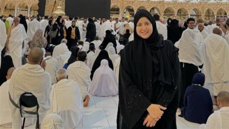 مني فاروق تؤدي مناسك العمرة في أحدث ظهور