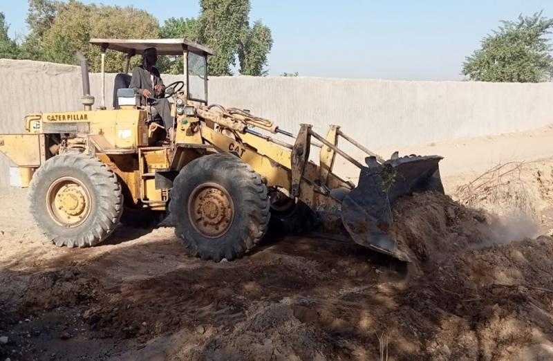 تمهيد الطرق الرئيسية والجانبية بمدينة الزينية في الأقصر استعدادا لبدء العام الدراسي الجديد| صور