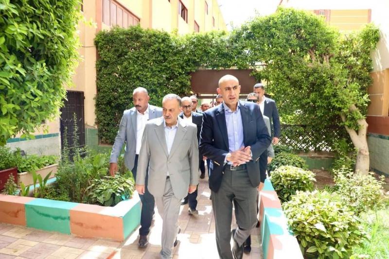 وزير التربية والتعليم ومحافظ أسيوط يتفقدان ٩ مدارس بالمحافظة لمتابعة جاهزيتها قبيل انطلاق العام الدراسى الجديد وتنفيذ الآليات المعلنة